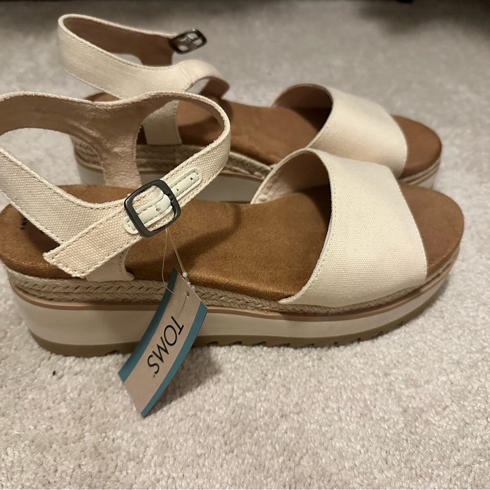 TOMS Women's Tan and Cream Wedges